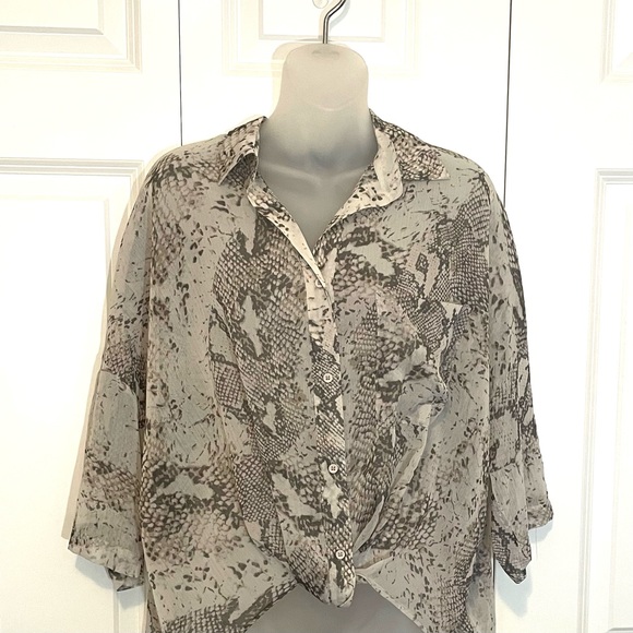French Connection Danae Crinkle Snake Print Twist Front Top - Picture 2 of 10